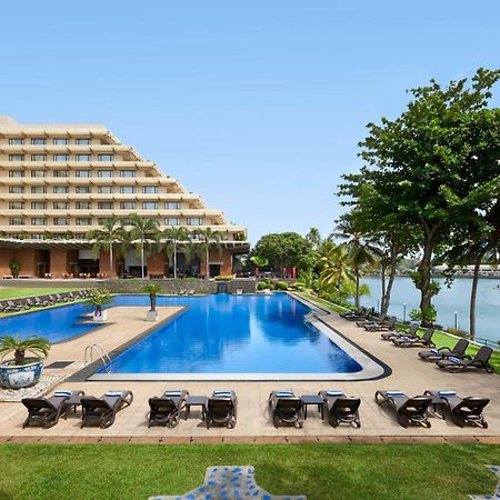 فندق سينامون ليكسايد كولمبو المظهر الخارجي الصورة The pool at the Taj Bengal