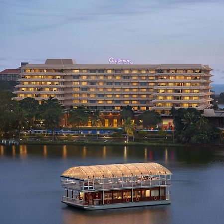 فندق سينامون ليكسايد كولمبو المظهر الخارجي الصورة The hotel and the floating restaurant