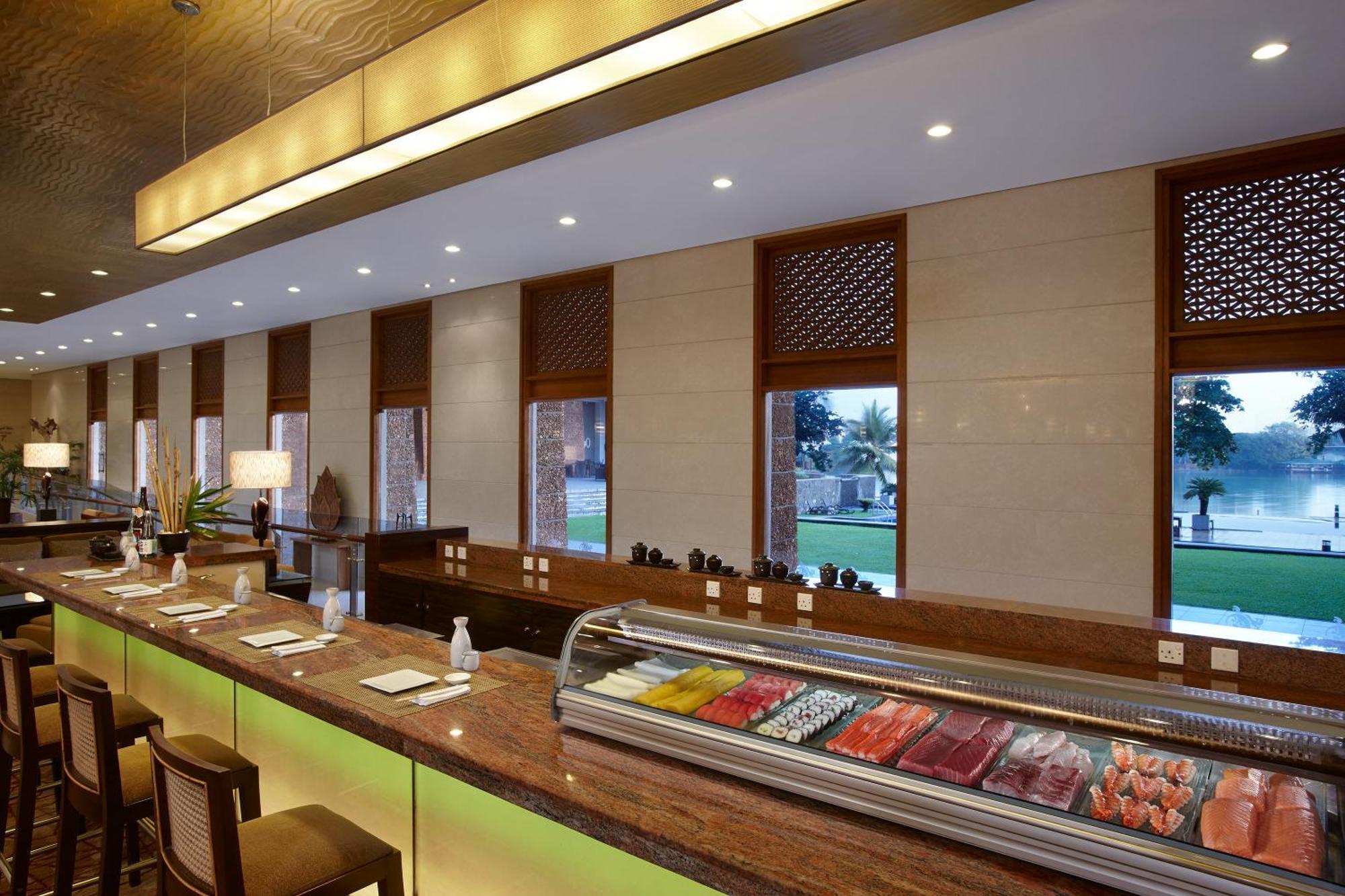 فندق سينامون ليكسايد كولمبو المظهر الخارجي الصورة Sushi bar at the Taj Bengal