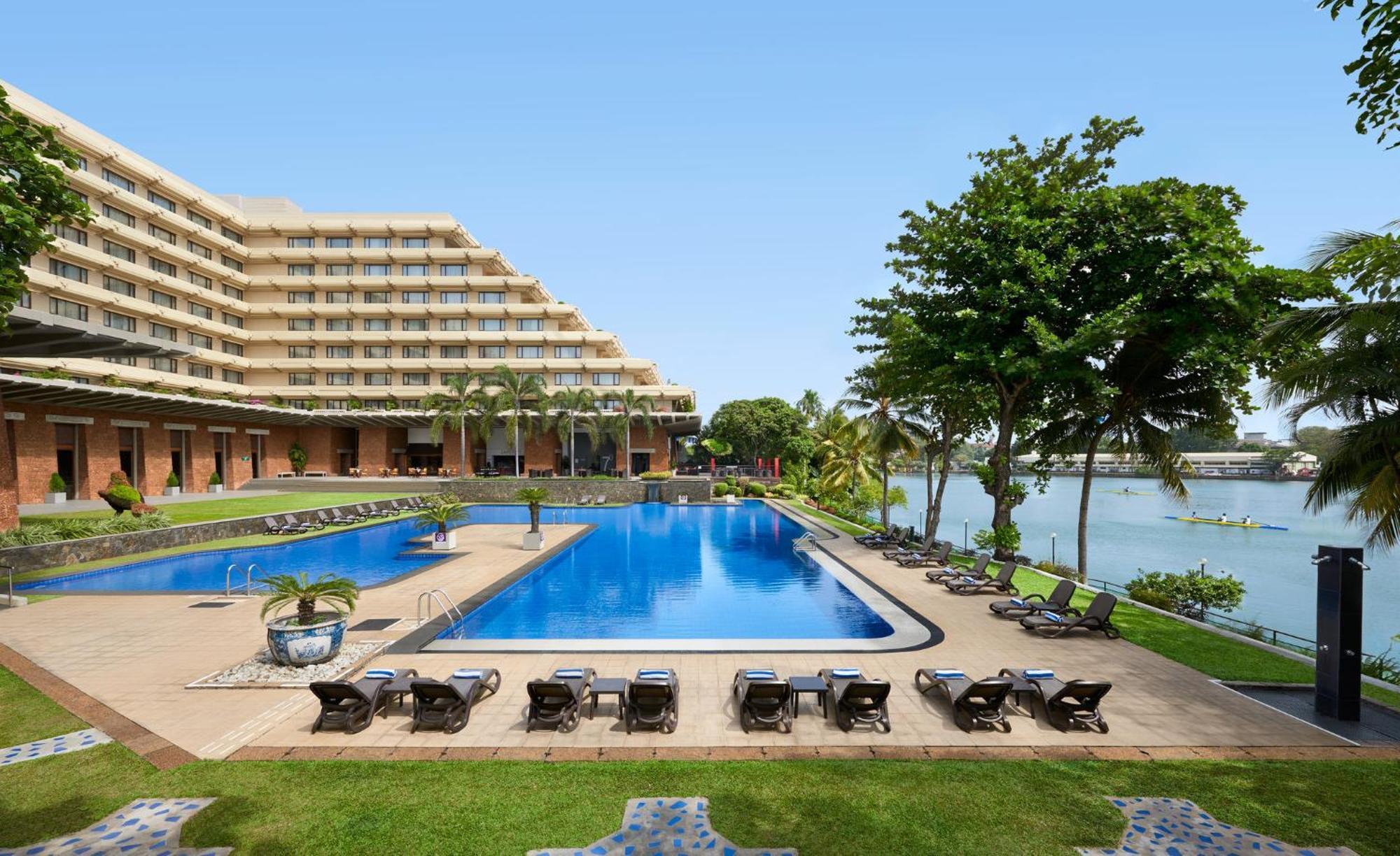 فندق سينامون ليكسايد كولمبو المظهر الخارجي الصورة The pool at the Taj Bengal