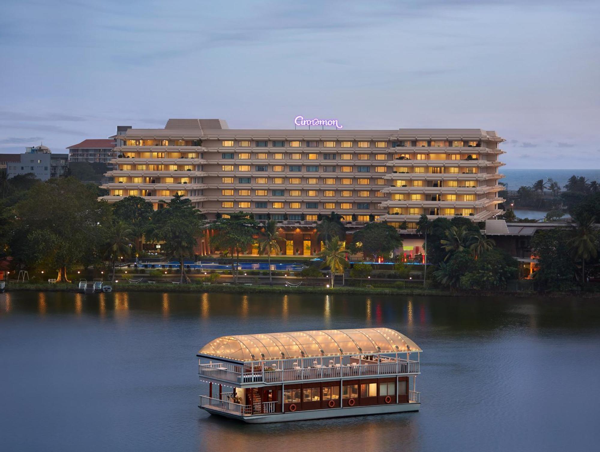 فندق سينامون ليكسايد كولمبو المظهر الخارجي الصورة The hotel and the floating restaurant