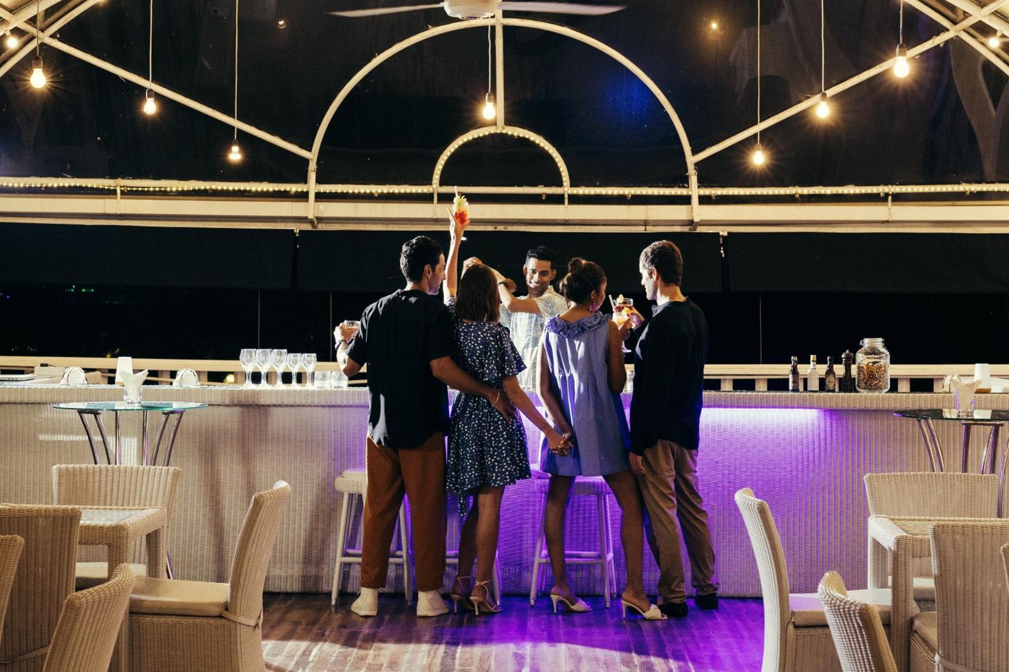 فندق سينامون ليكسايد كولمبو المظهر الخارجي الصورة The bar at the top of the hotel