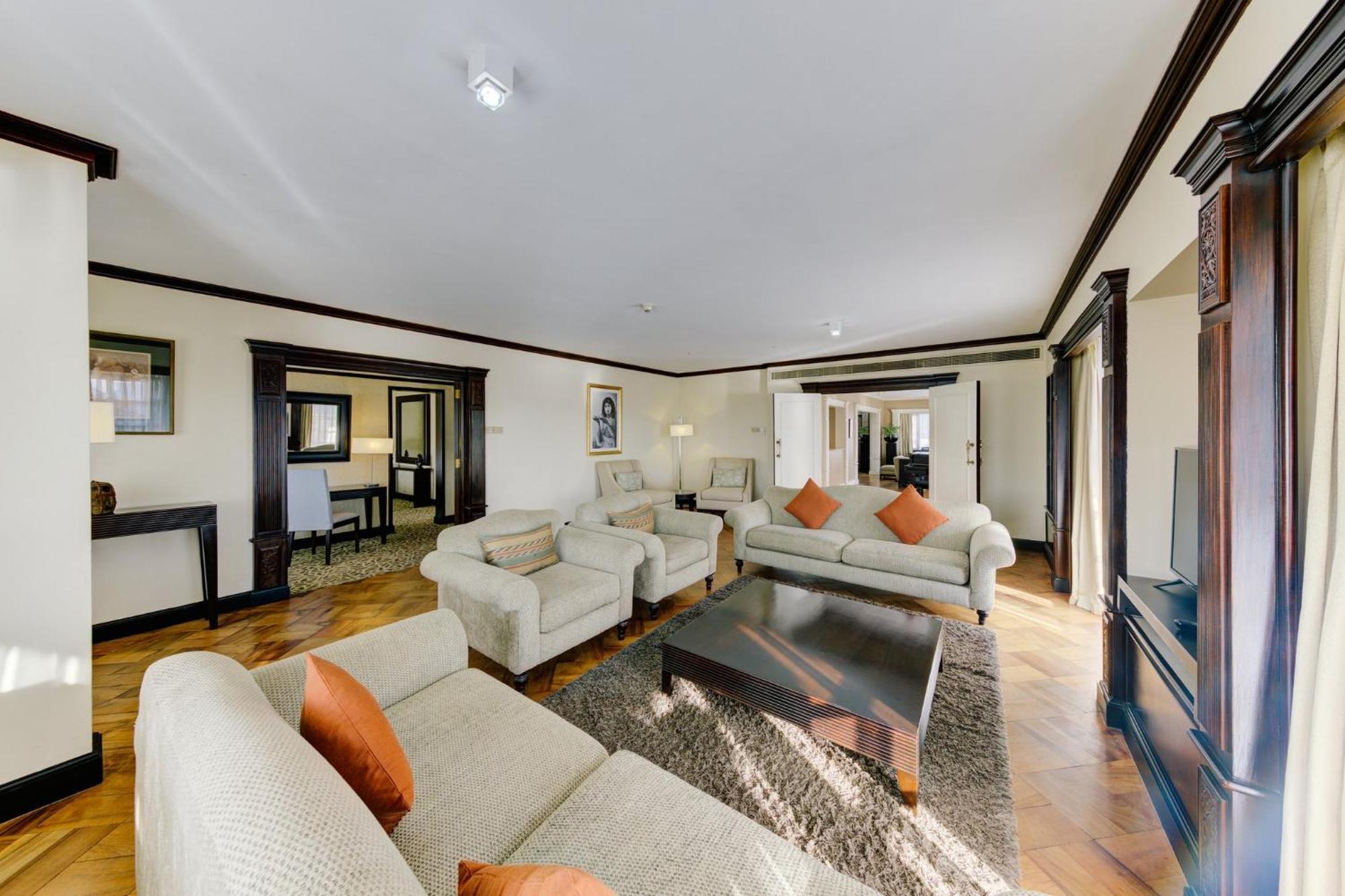 فندق سينامون ليكسايد كولمبو المظهر الخارجي الصورة The interior of a suite at the hotel