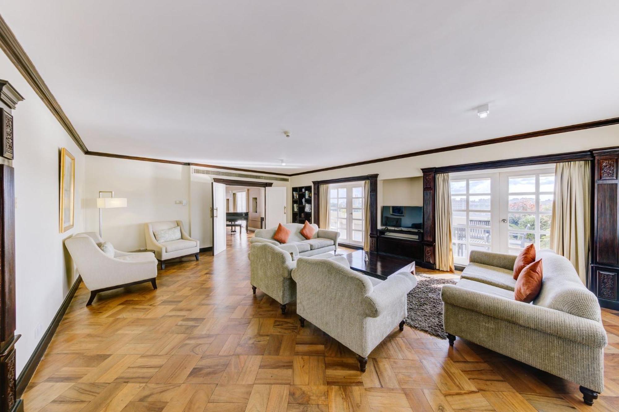 فندق سينامون ليكسايد كولمبو المظهر الخارجي الصورة The living room of a suite at the hotel