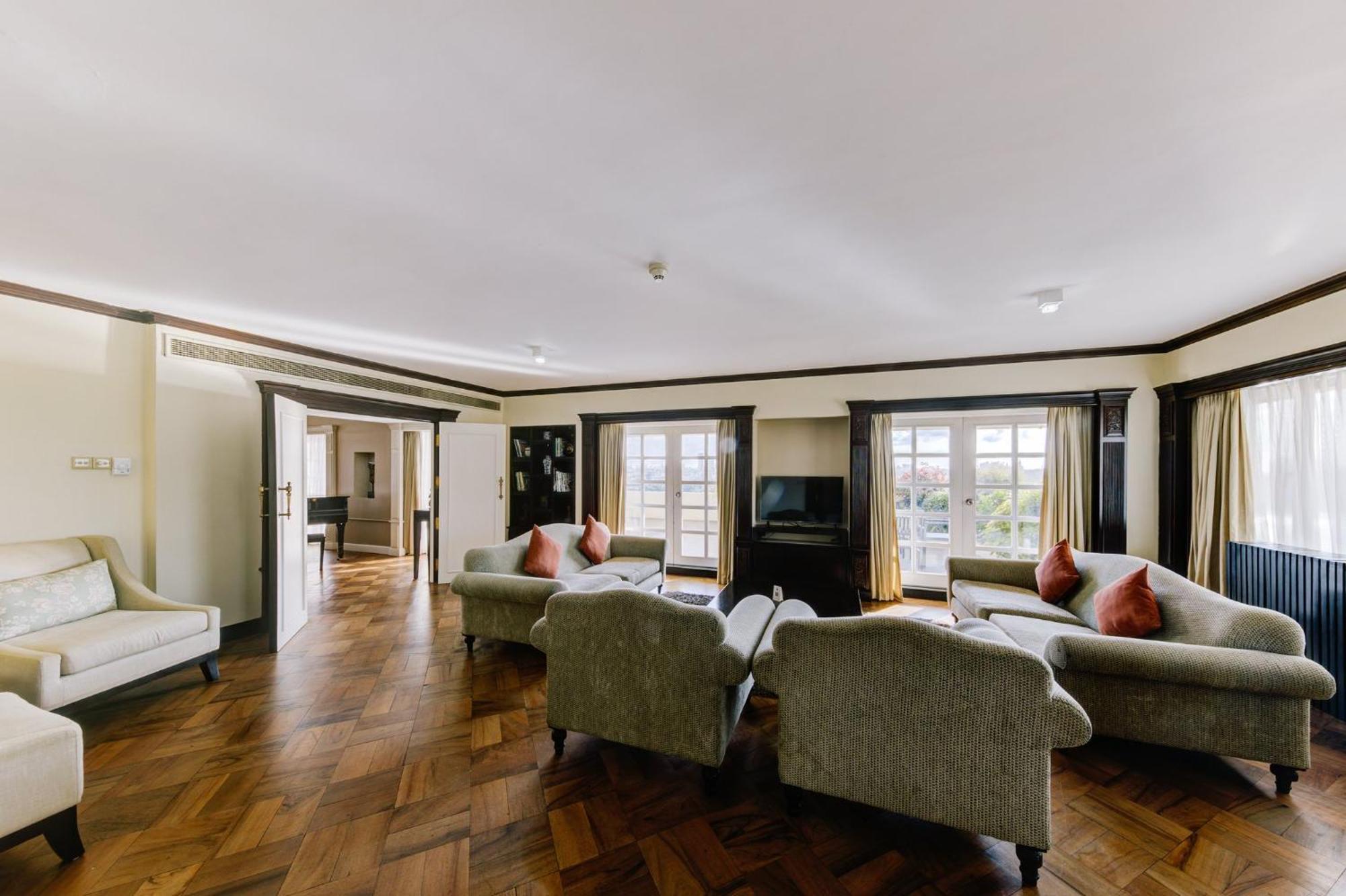 فندق سينامون ليكسايد كولمبو المظهر الخارجي الصورة The interior of a suite at the hotel
